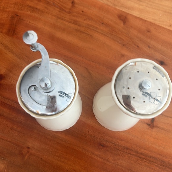 Vintage Lenox off white ceramic matching salt and pepper shakers - Picture 3 of 6